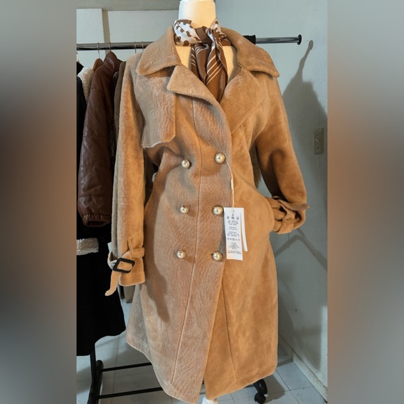 Jackets & Blazers - Elegant Tan Double-Breasted Coat